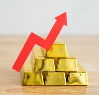 Altın düştüğü yerden ayağa kalkıyor